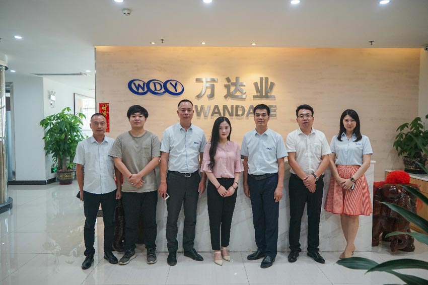 萬達業(yè)與《品質(zhì)》欄目組合影留念